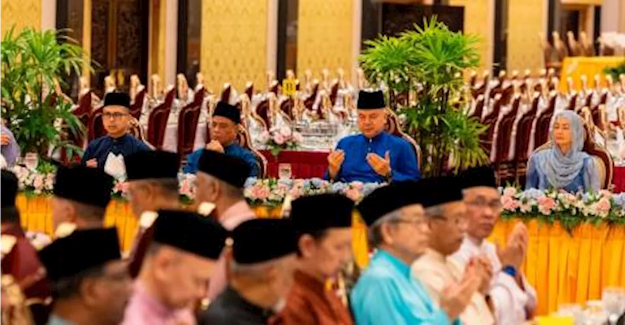 Sultan Nazrin breaks fast with representatives from media, NGOs, corporations, youth organisations