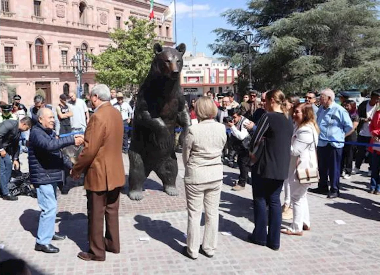 Saltillo: Develan escultura de familia de osos en Paseo Capital