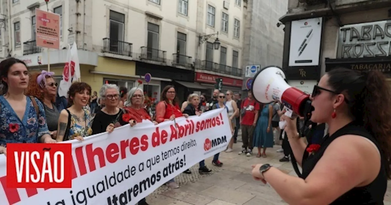 Mais de 1.000 mulheres manifestam-se em Lisboa para defender conquistas de Abril