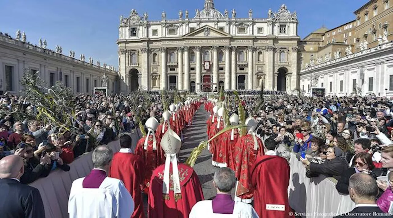 Il Papa ancora con la voce affaticata, non legge l'omelia. 'A Mossca azione disumana'