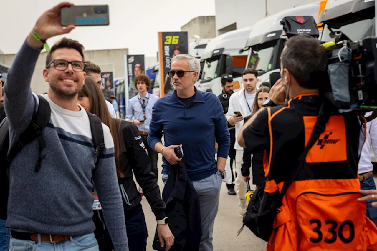 L'allenatore Jose Mourinho cammina nel paddock a Portimao