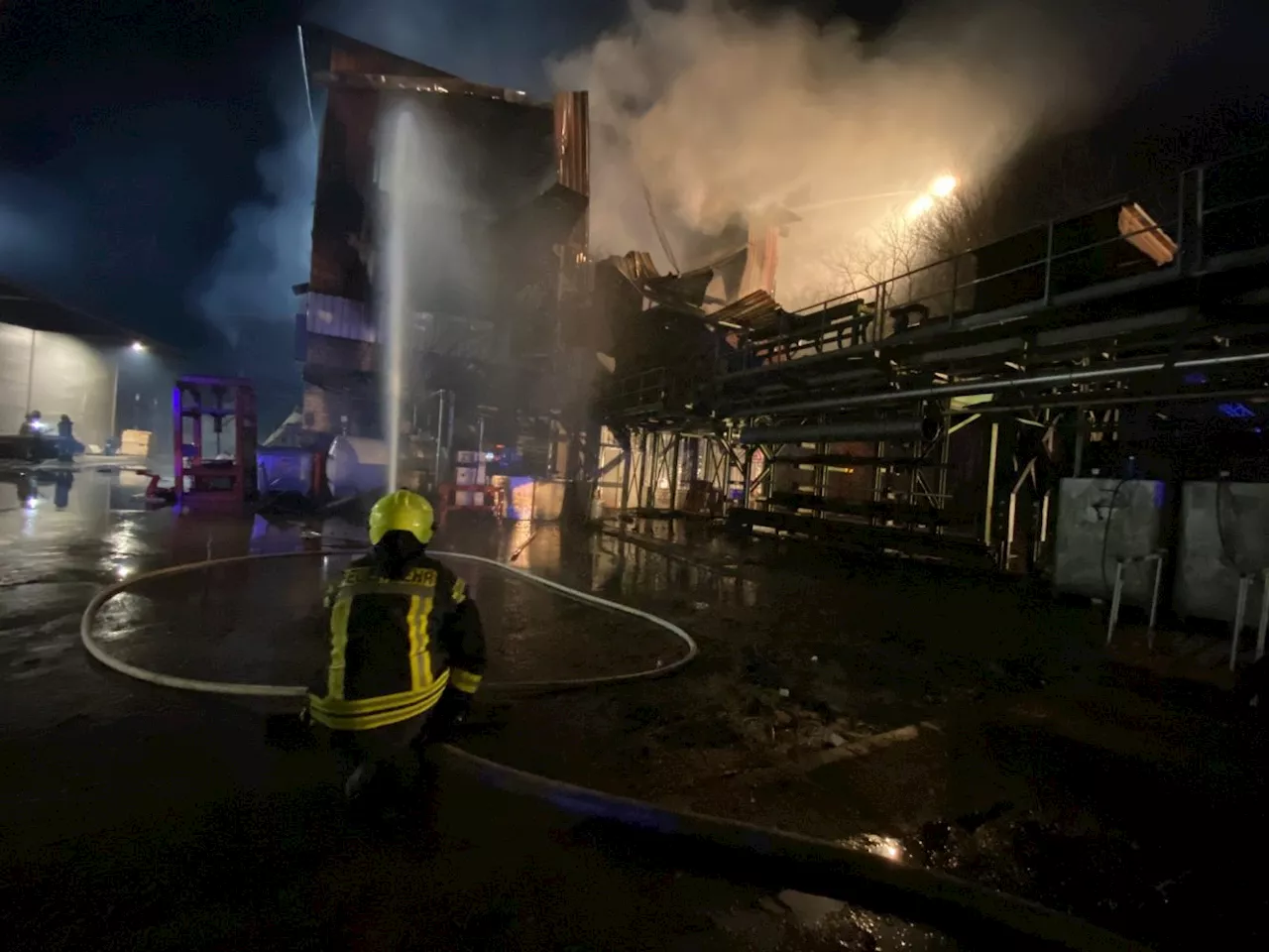 Folgemeldung Großbrand Rüthen: Mehr als 250 Einsatzkräfte bekämpfen Großbrand in einem Sägewerk