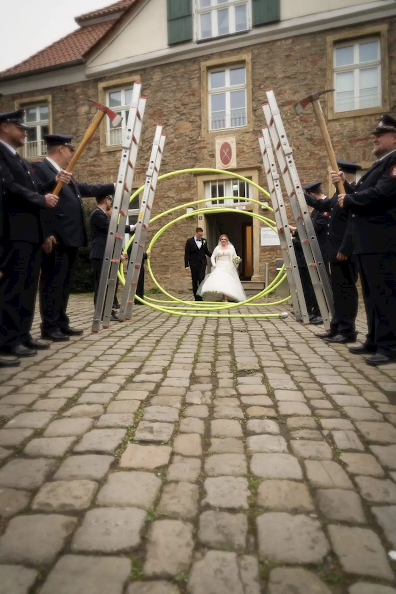 Manja heiratet ihren Tim - Feuerwehr Herdecke stand vor dem Standesamt Spalier