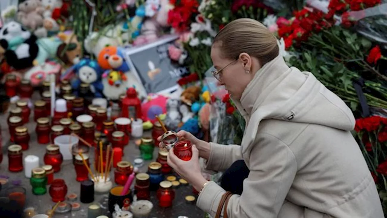 Rusia Berkabung, Potret Aksi Solidaritas Warga Letakan Bunga dan Lilin