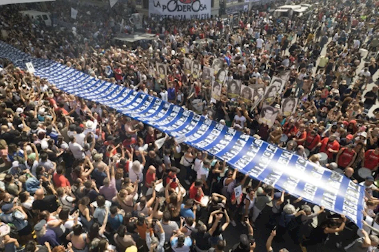 Les Argentins marchent en masse pour la mémoire de la dictature, que Milei revisite