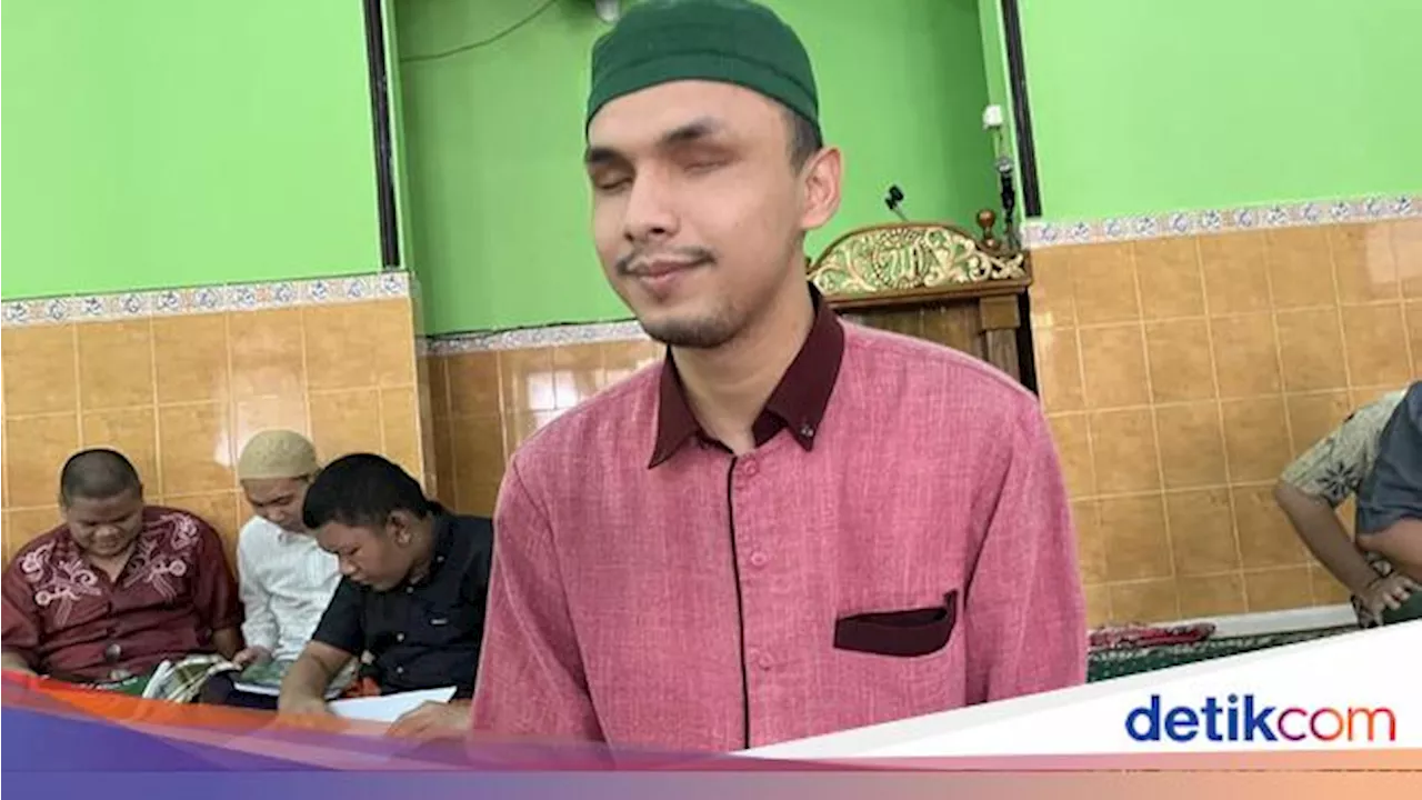 Cerita Ahmad Tunanetra Khatam Qur'an Braille: Ramadan Ini Target Khatam Lagi