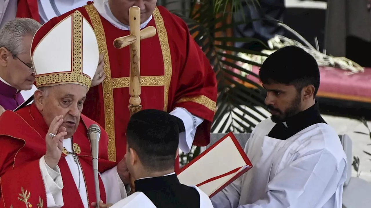 Papa Francisco luce fatigado en misa de Domingo de Ramos y omite lectura de homilia