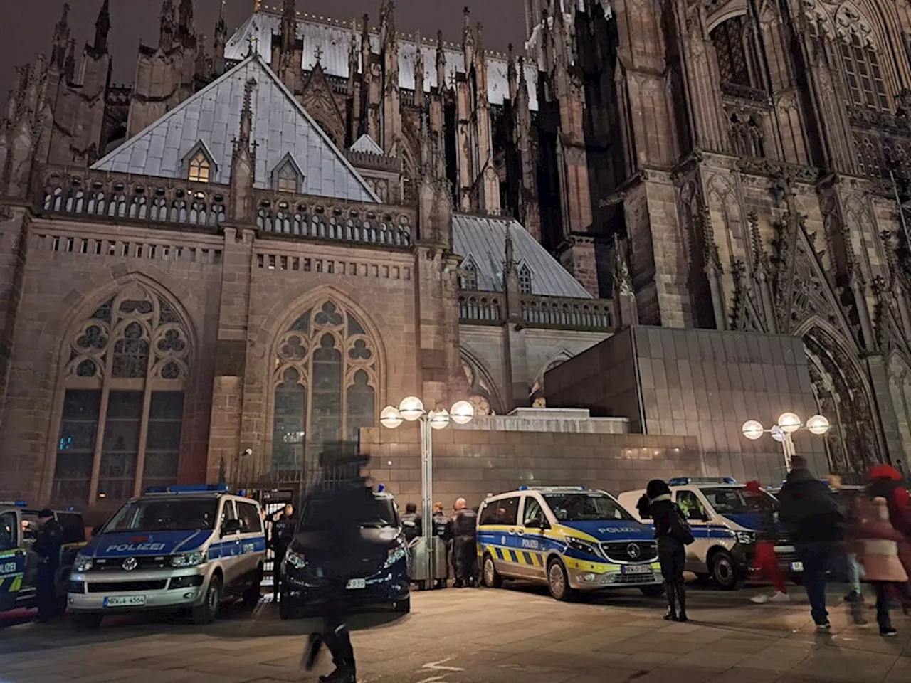 Kölner Dom besetzt: Plötzlich brennen Bengalos - Polizei greift ein