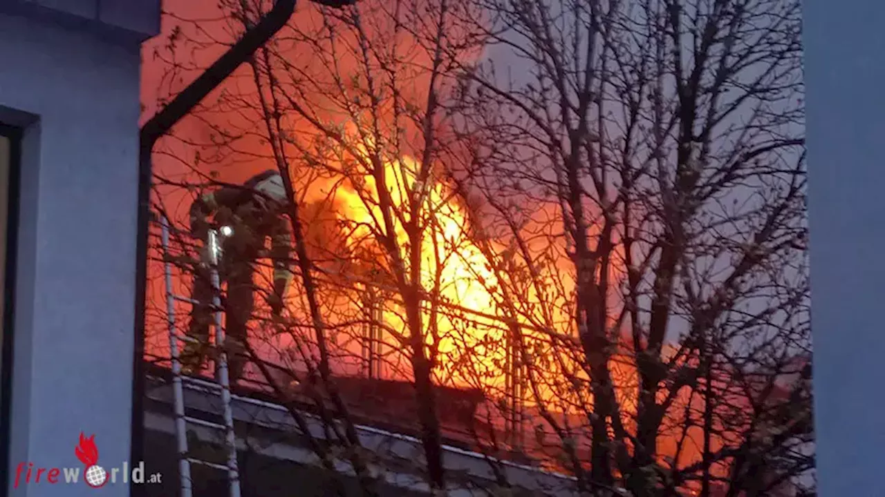 Tirol: Kritischer, offener Wohnhaus-Dachstuhlbrand in der Innenstadt von Schwaz