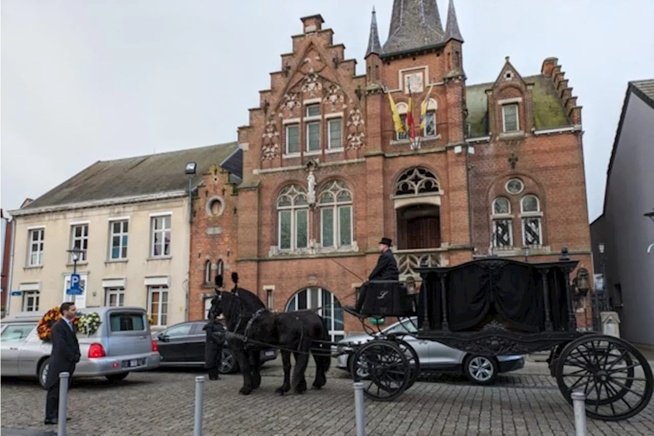 Oud-burgemeester Walter Van der Plaetsen met koets naar ereperk gebracht