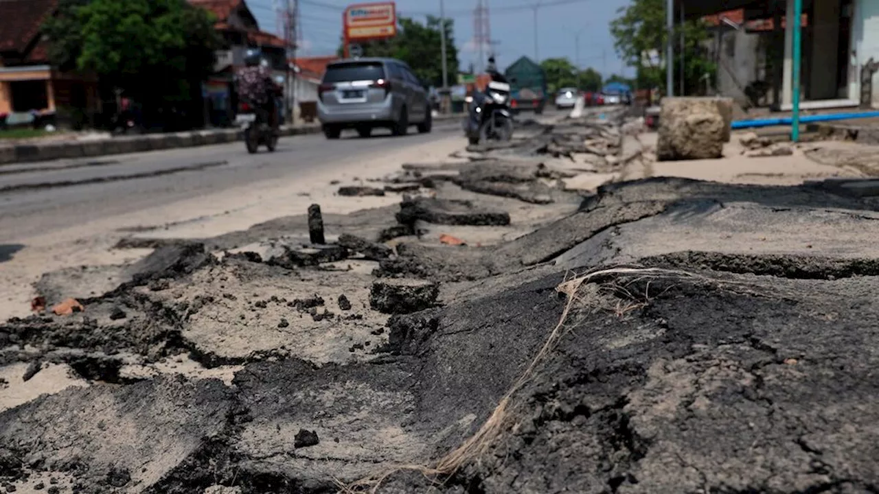 Pengguna Jalan Keluhkan Jalan Rusak di Demak Seusai Banjir