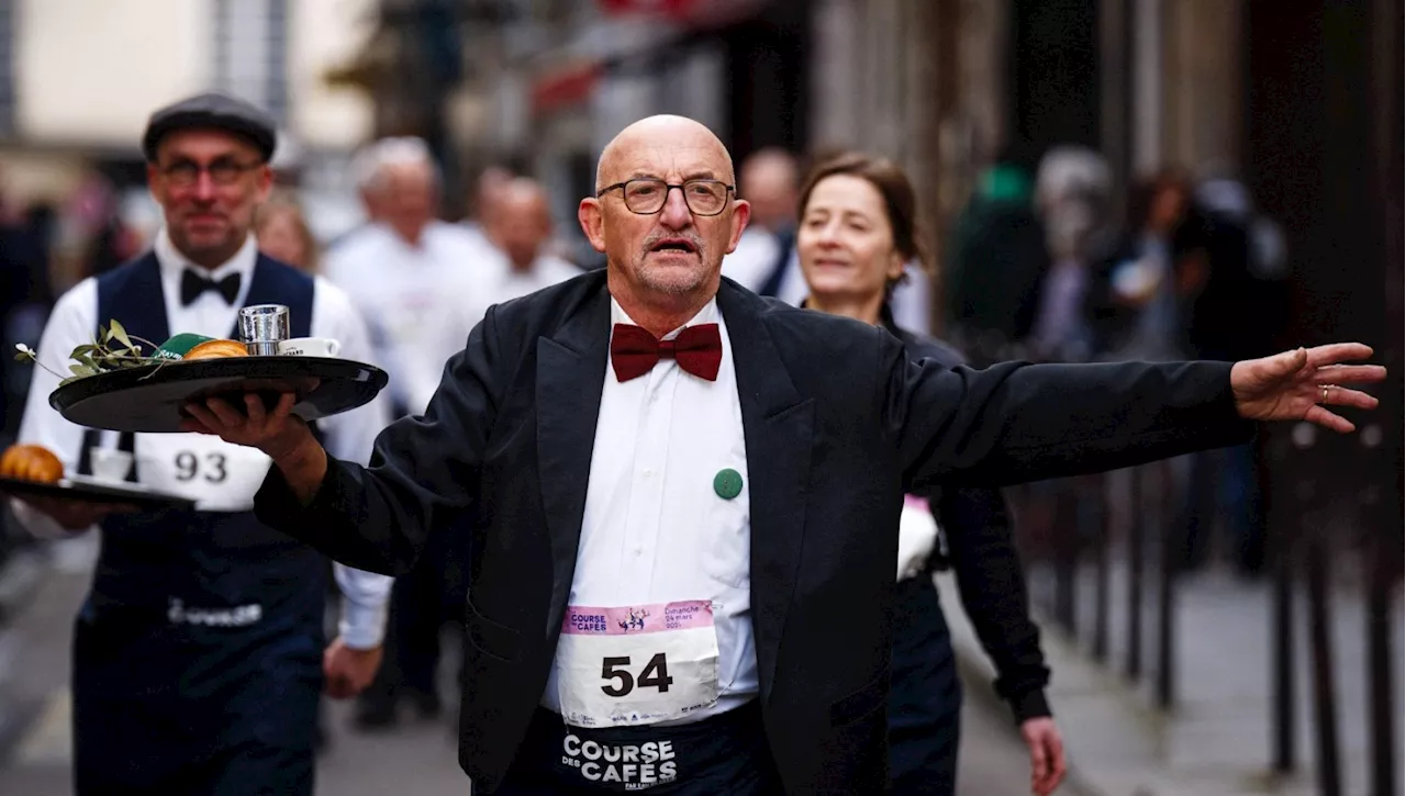 La Corsa dei caffè invade Parigi: gara fra 300 camerieri con vassoio in mano