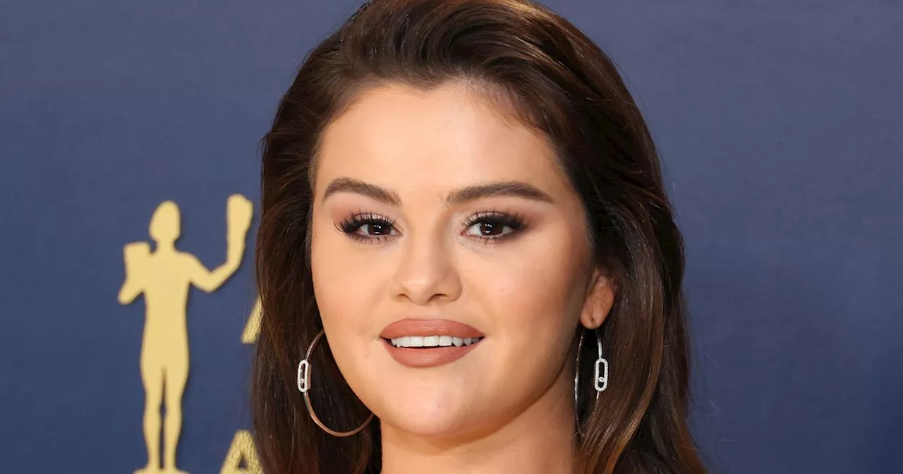 Selena Gomez deletes racy snap after embarrassing wardrobe malfunction