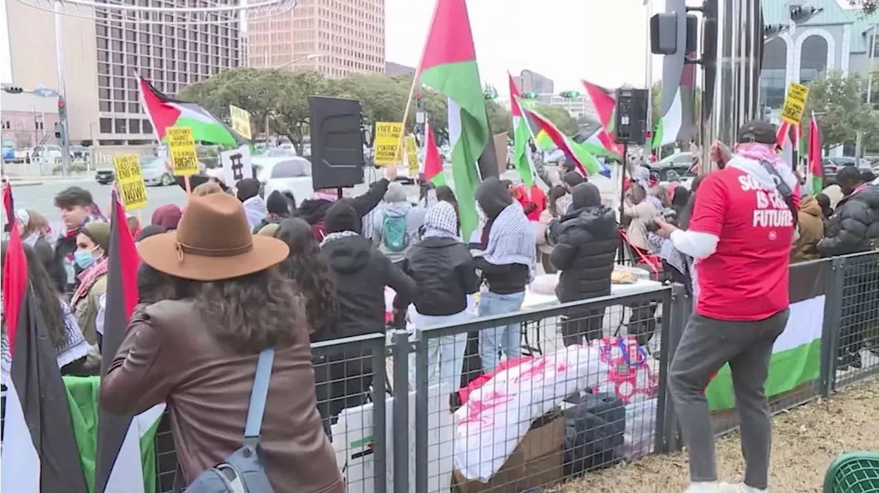 Muslim community, Palestinian supporters urge Houston Mayor Whitmire to call for a ceasefire in Gaza