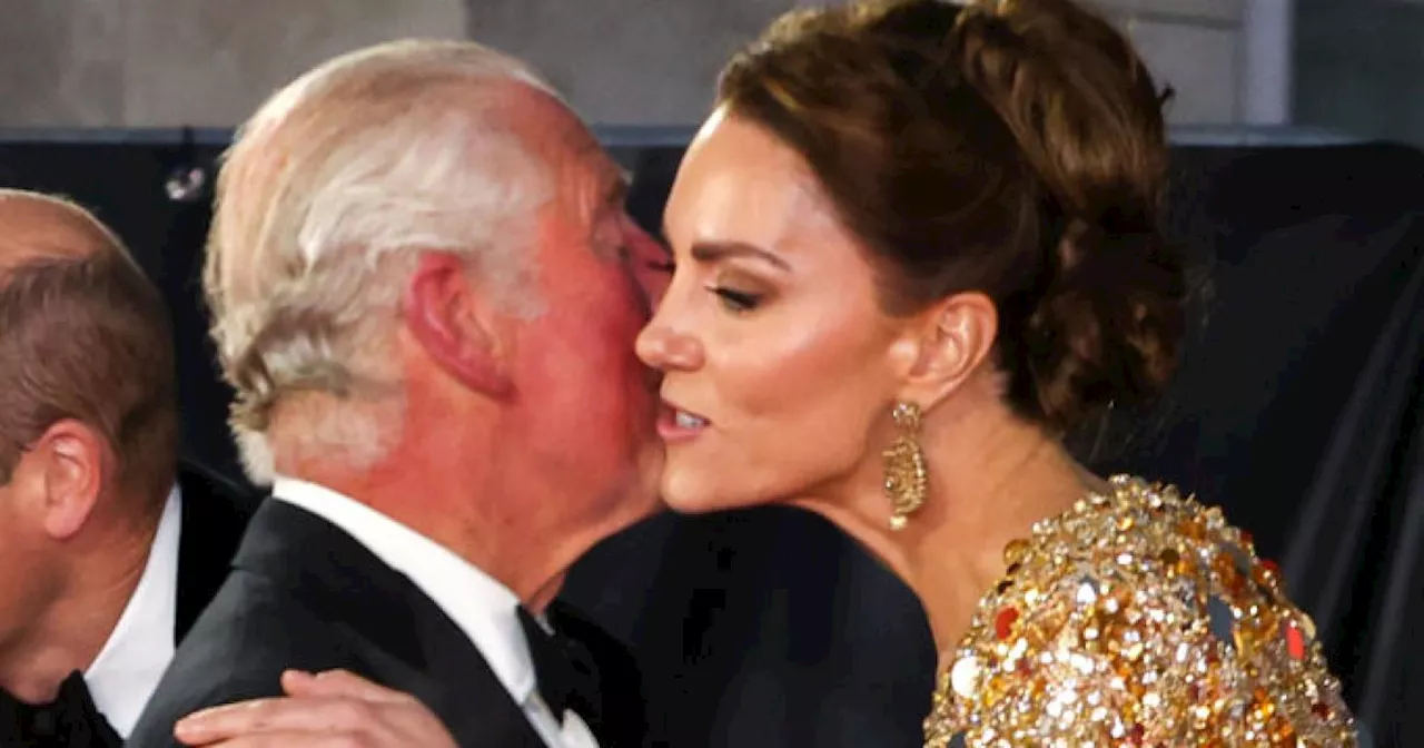 Palastinsider: Charles trottete Spitalsgang entlang, um Kate zu besuchen