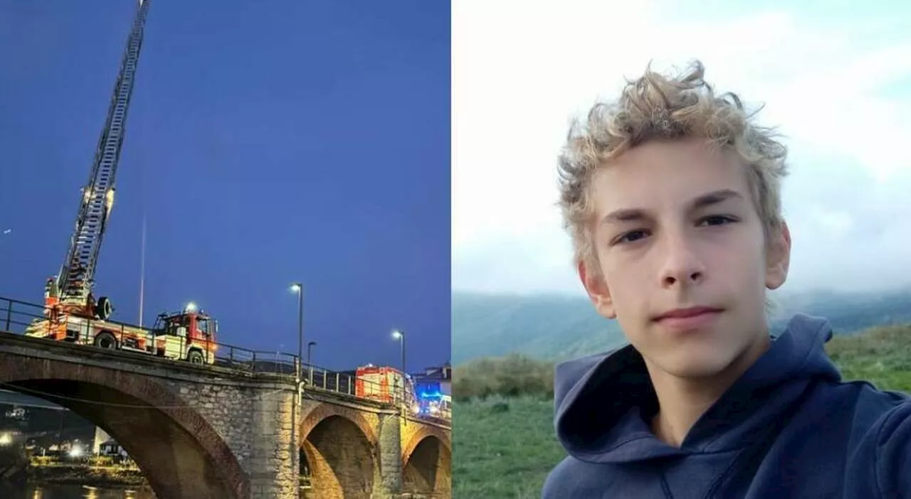 Andrea Demattei morto a 14 anni mentre si allena in canoa, 11 indagati (anche vigili del fuoco): «Errori nella