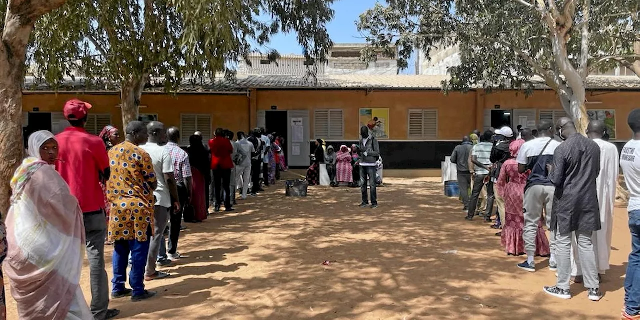 Les Sénégalais se rendent aux urnes pour élire leur président