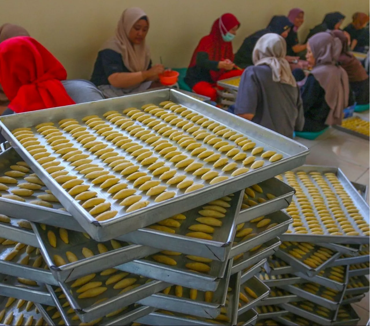 FOTO: Kebanjiran Pesanan untuk Idulfitri, Industri Rumahan di Ciganjur Ini Sampai Rekrut Ratusan Ibu-Ibu Bikin Kue Lebaran