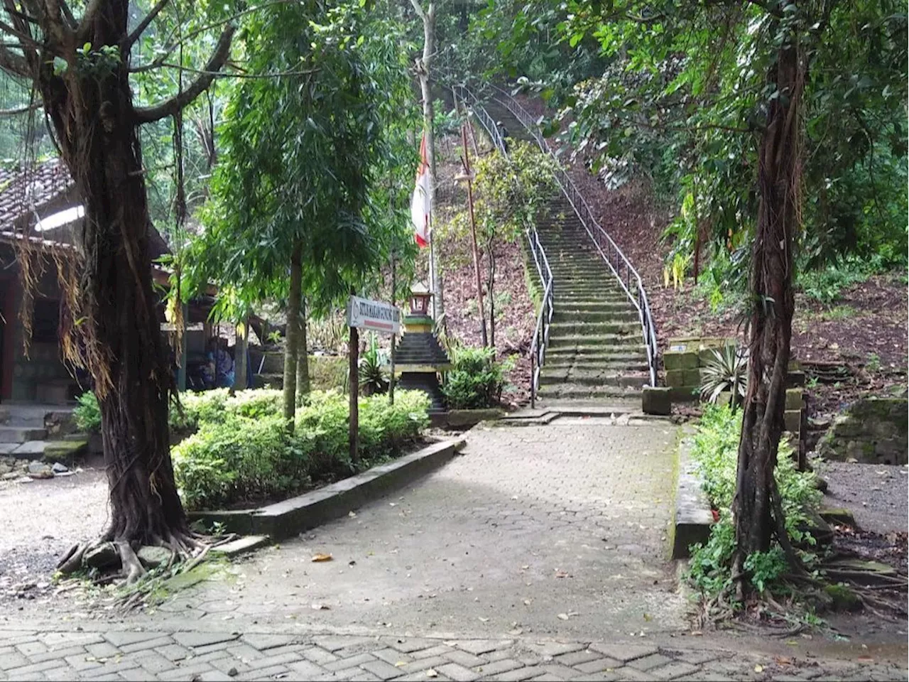 Ziarah ke Makam Nyai Andong Sari Ibu Patih Gajah Mada, Naik ke Atas Bukit Ditemani Monyet-Monyet Liar