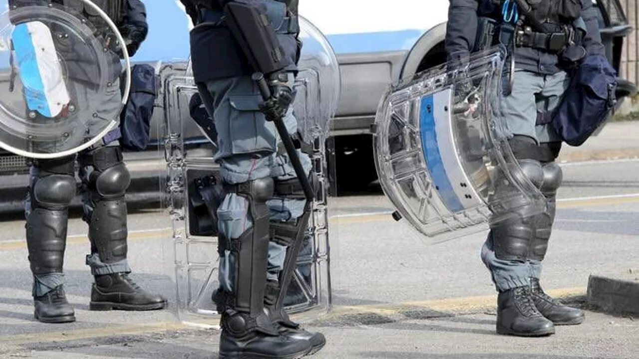 Corteo non autorizzato a San Lorenzo: antifascisti lanciano fumogeno e imbrattano supermercato