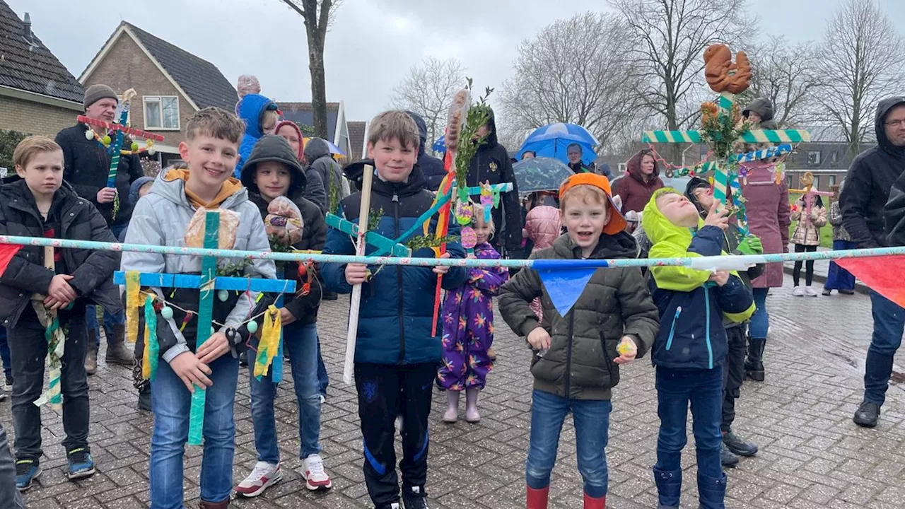 Haantie op een stokkie: Zingend het dorp door met een versierde Palmpasen