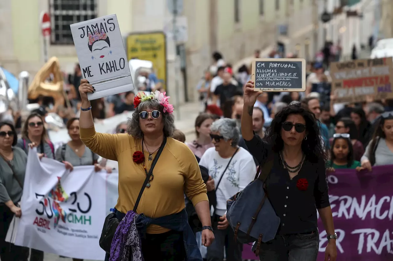 Centenas de 'mulheres unidas a defender Abril' em protesto nas ruas de Lisboa