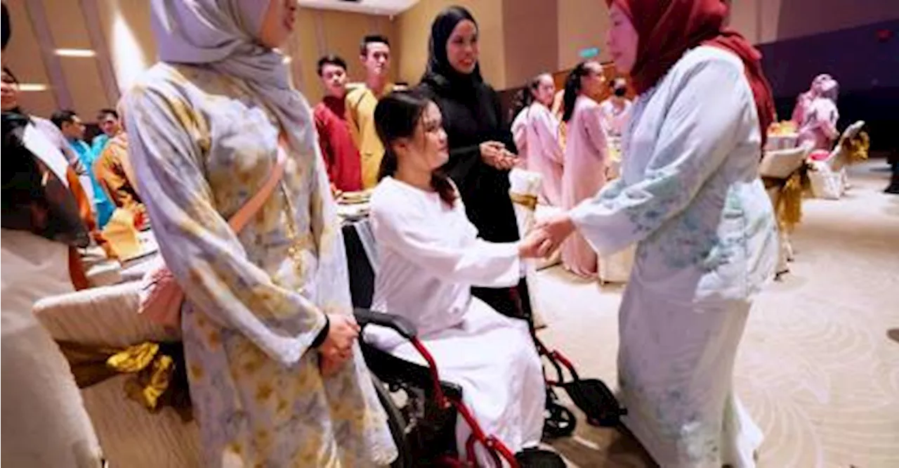 Nancy santuni anak yatim pada majlis Iftar Sinar Kasih YKN