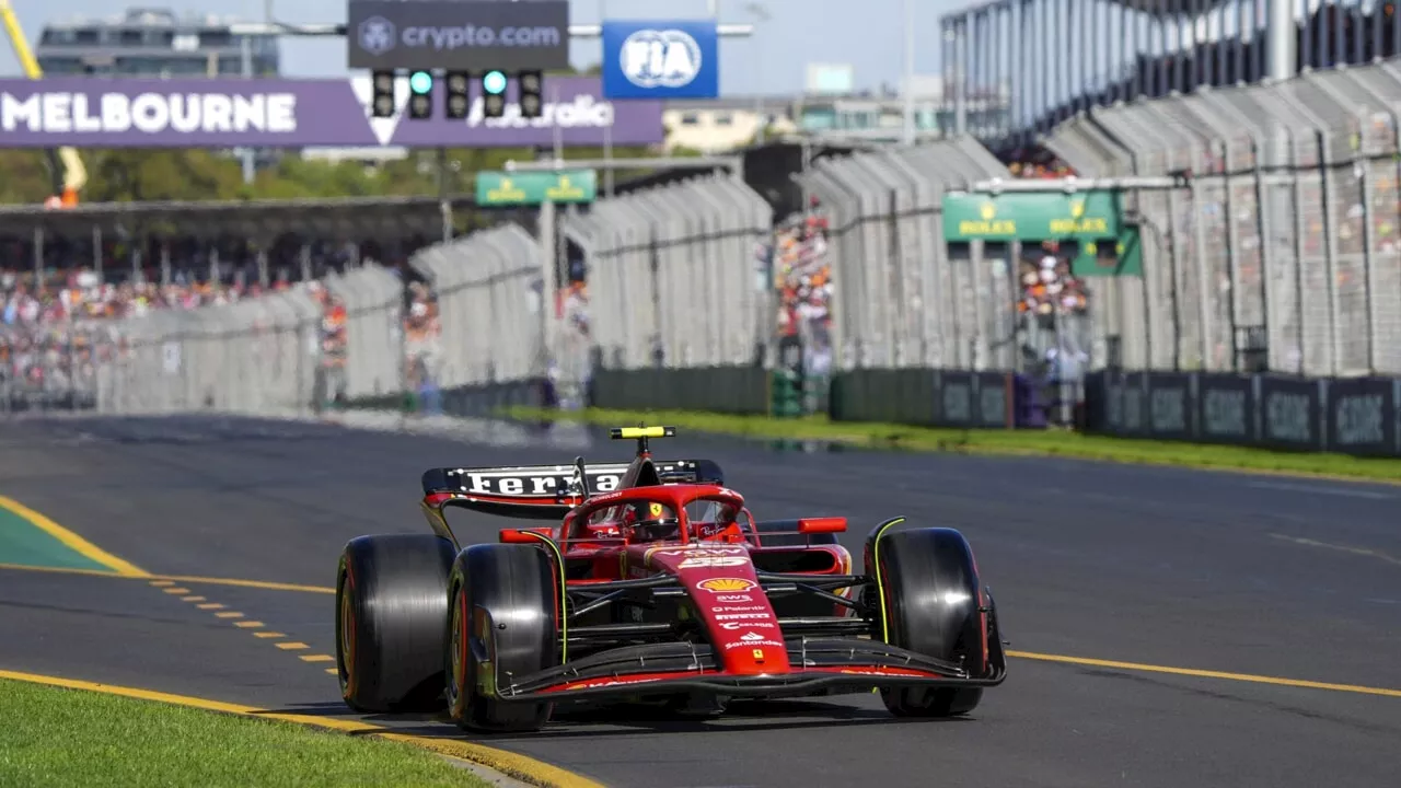 Carlos Sainz trionfa in Australia, doppietta Ferrari con Leclerc 2°, Verstappen si ritira