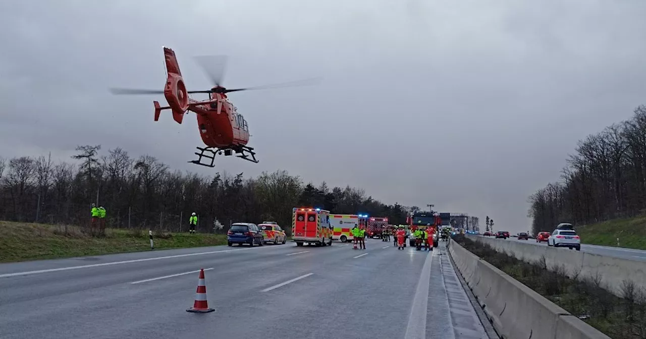 Massenkarambolage mit 40 Fahrzeugen in Bayern: Zwei Tote und Dutzende Verletzte