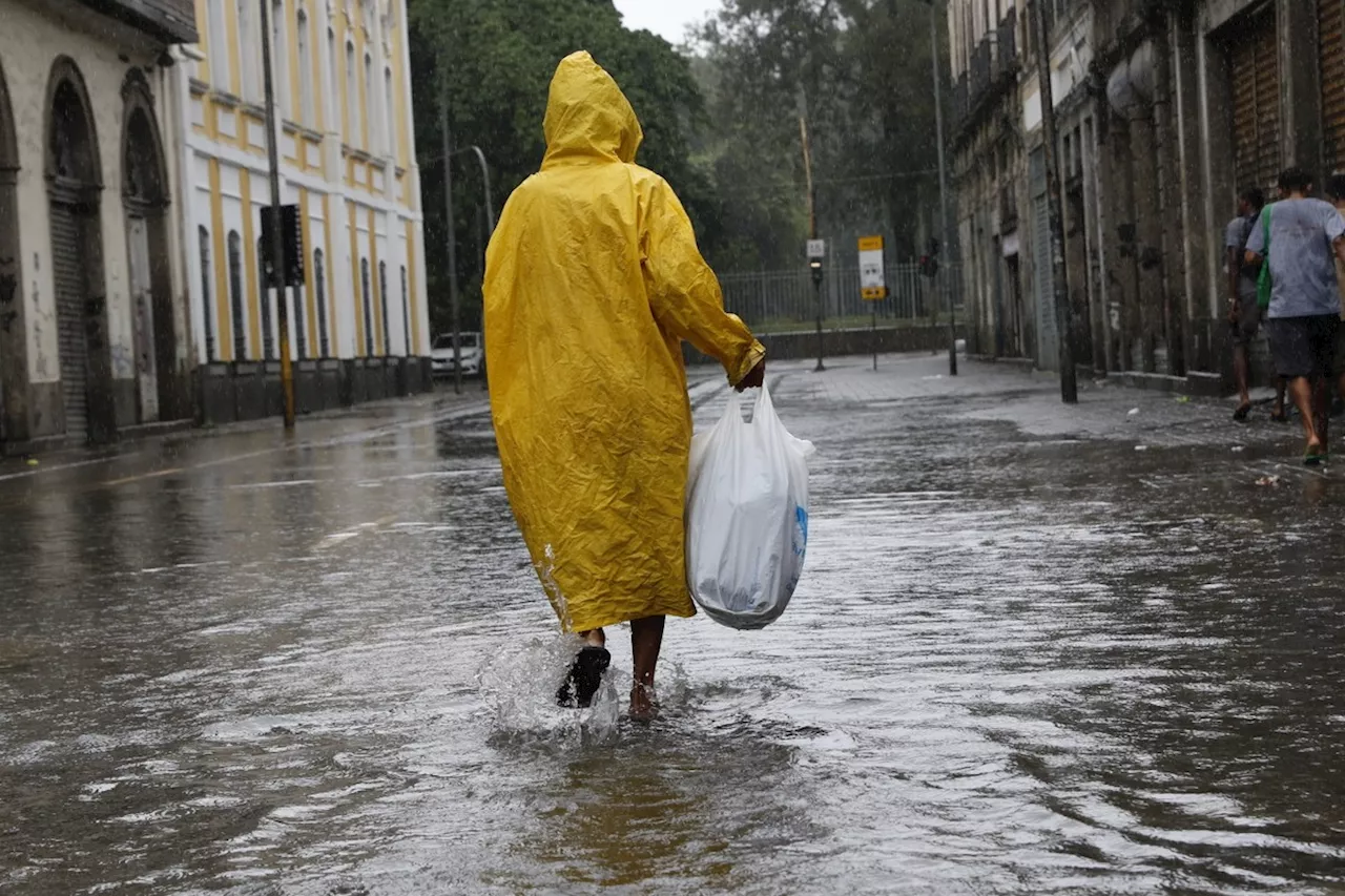 Inmet mantém alerta sobre previsão de chuva forte neste domingo no RJ e ES