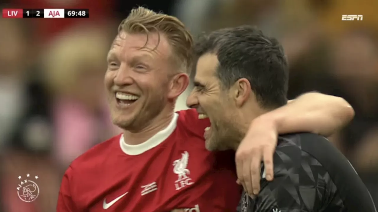 Perez barst in lachen uit na misser Kuijt bij duel Liverpool en Ajax Legends