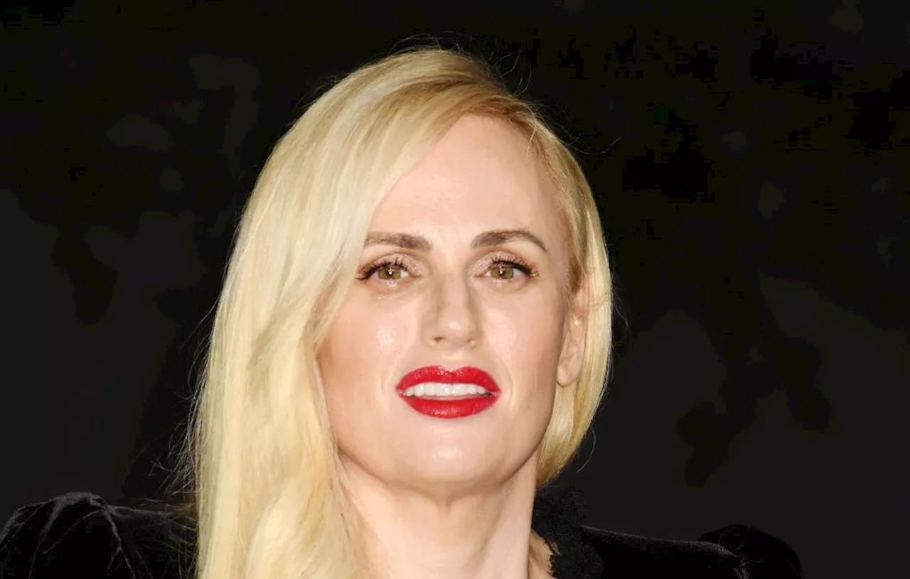 Rebel Wilson annonce que Sacha Baron Cohen est « l’énorme trou du cul » de son autobiographie