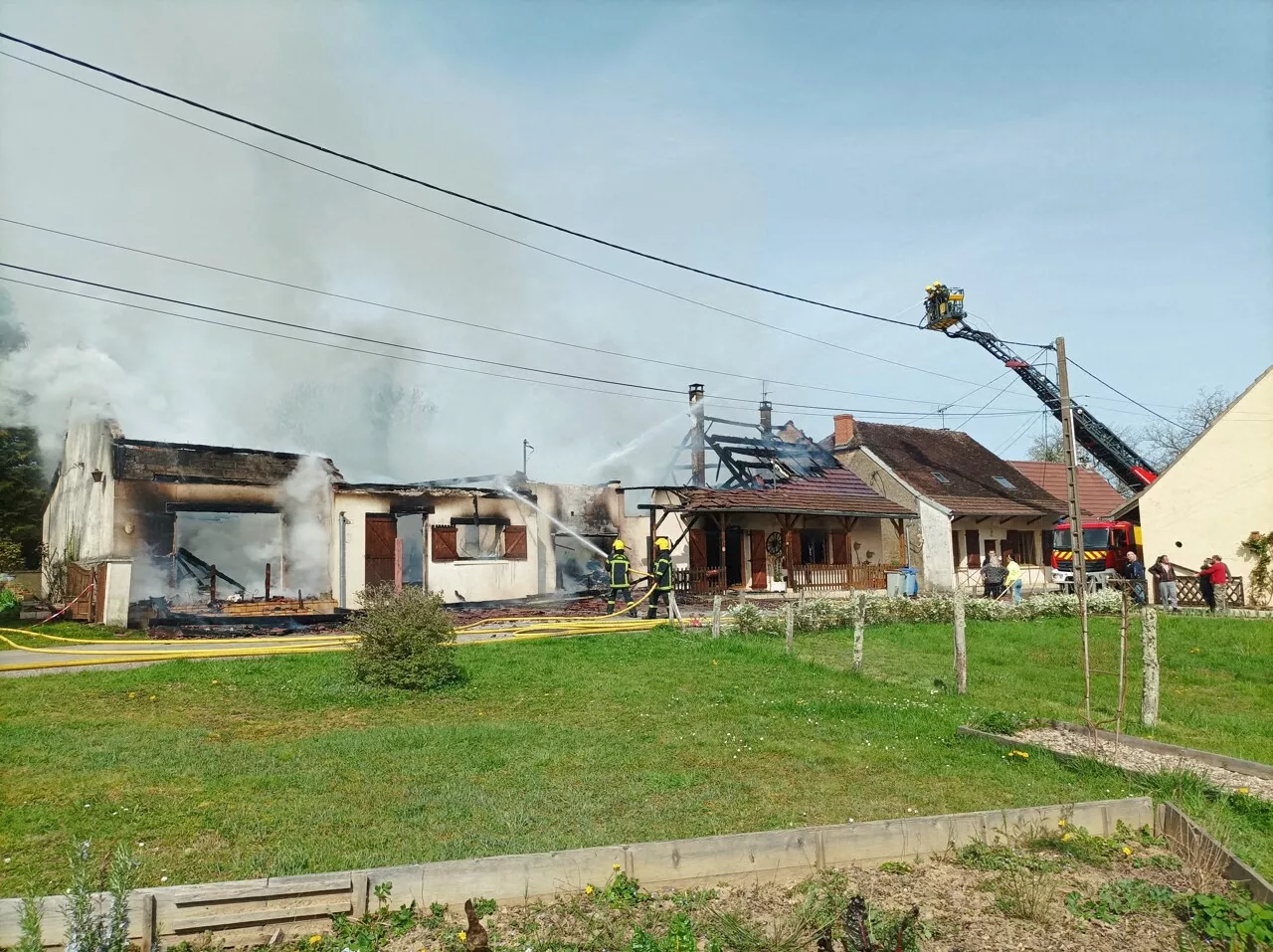 À Relans, un incendie détruit une maison et se propage à une autre : une femme brûlée