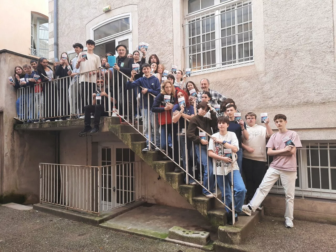 Cahors : ces élèves créent une œuvre collective en hommage à André Breton