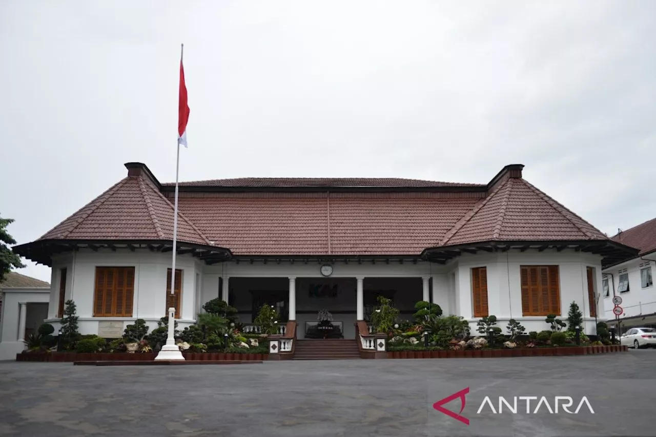 Kantor Pusat KAI, dari hotel sampai pusat komando ular besi