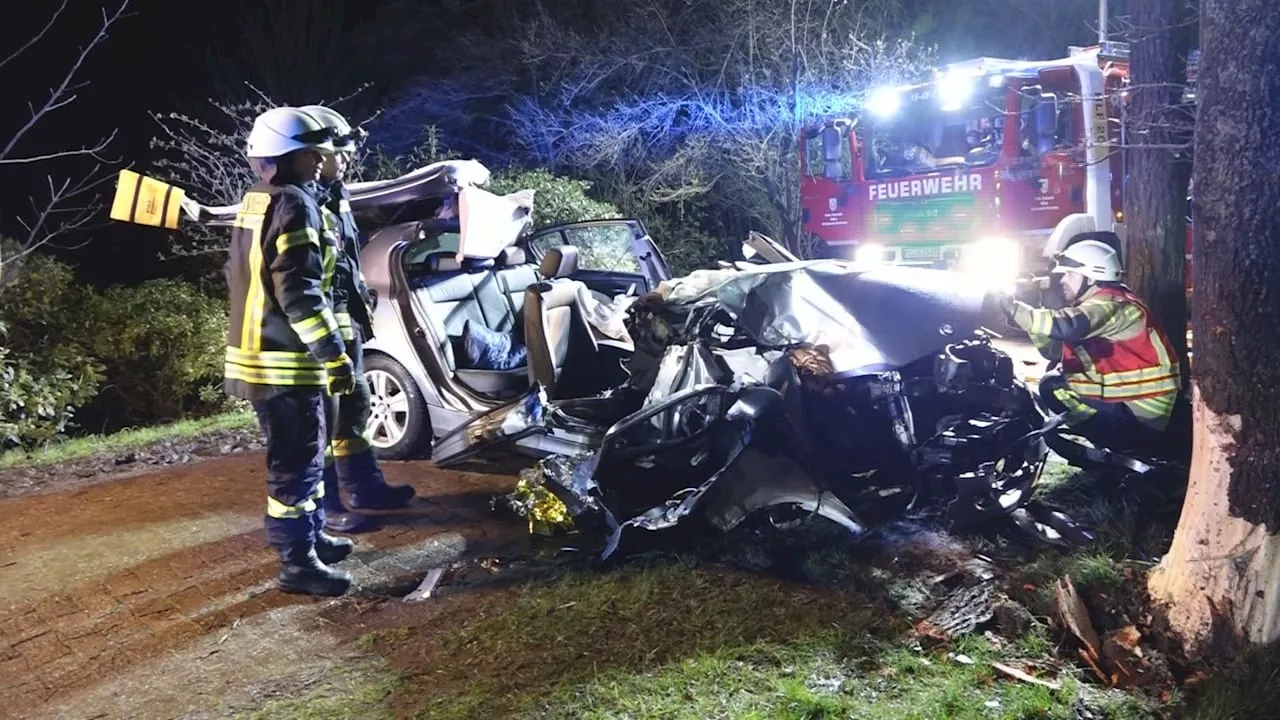 Unfall bei Oldenburg: BMW kracht gegen Baum – drei Teenager verletzt