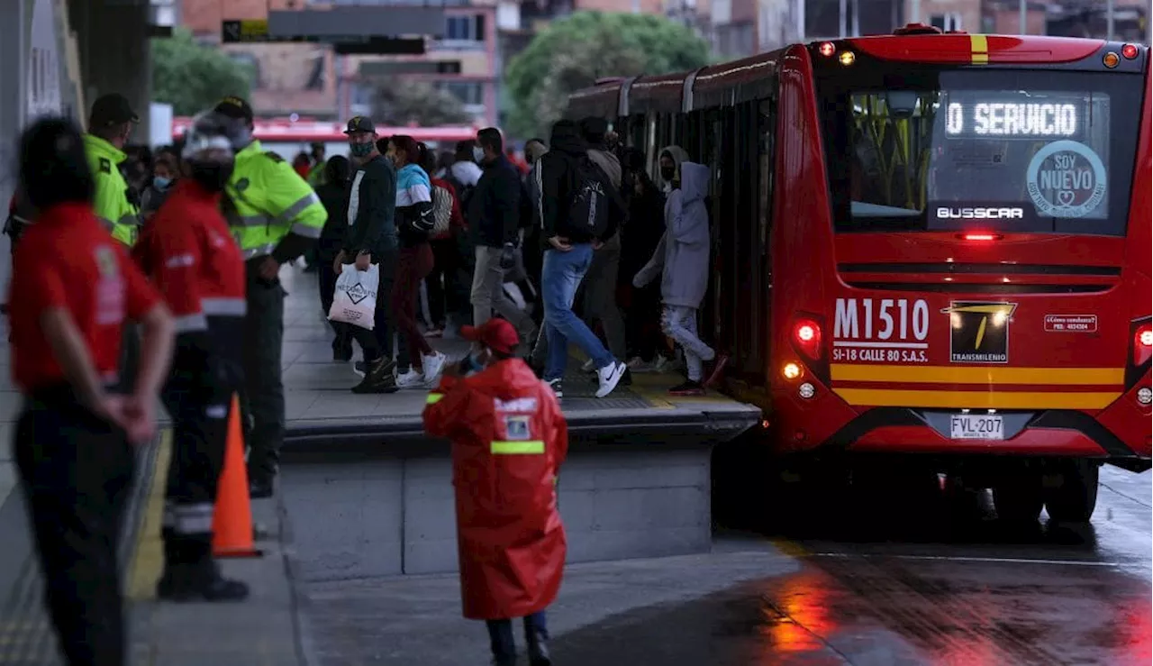 Choque entre un TransMilenio y un alimentador en el Portal 80 de Bogotá deja 14 heridos