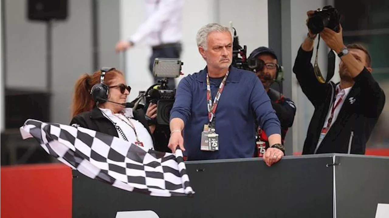 Cuti dari Lapangan, Jose Mourinho Jadi Pengibar Bendera di MotoGP