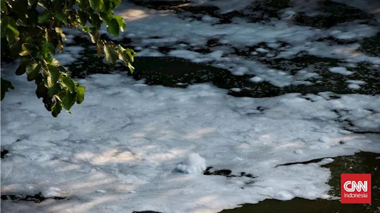 Sungai Ciliwung Penuh Busa Putih, Gudang Bahan Baku Sabun Disegel