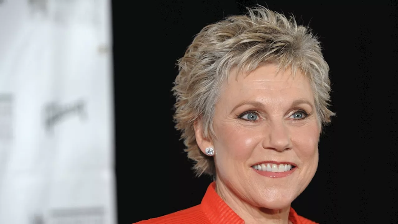 Anne Murray surprises Junos as Nelly Furtado performs medley to kick off Junos