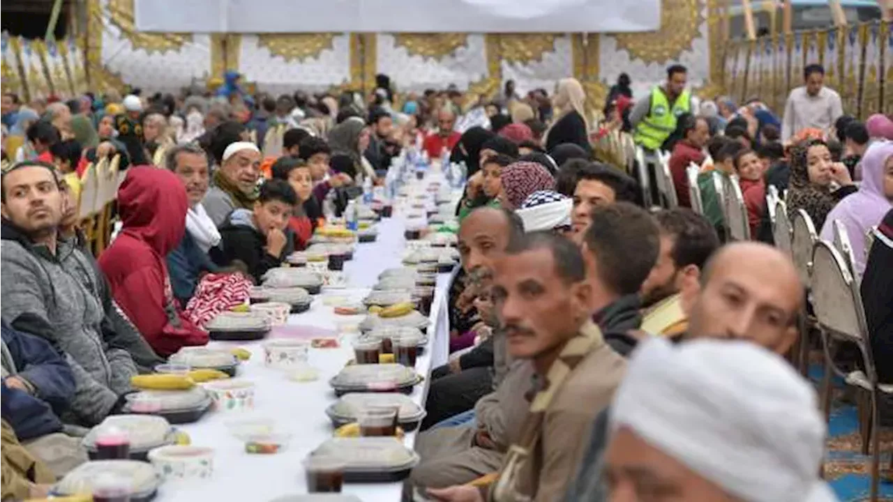 بطول 8 كيلو.. مجلس القبائل يتضامن مع غزة بمائدة بدون إفطار بالعريش