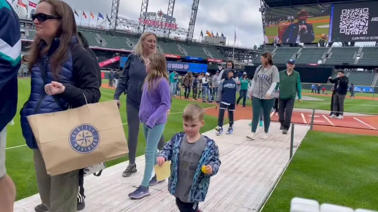 Mariners fans take over T-Mobile Park for Opening Week Warm-Up