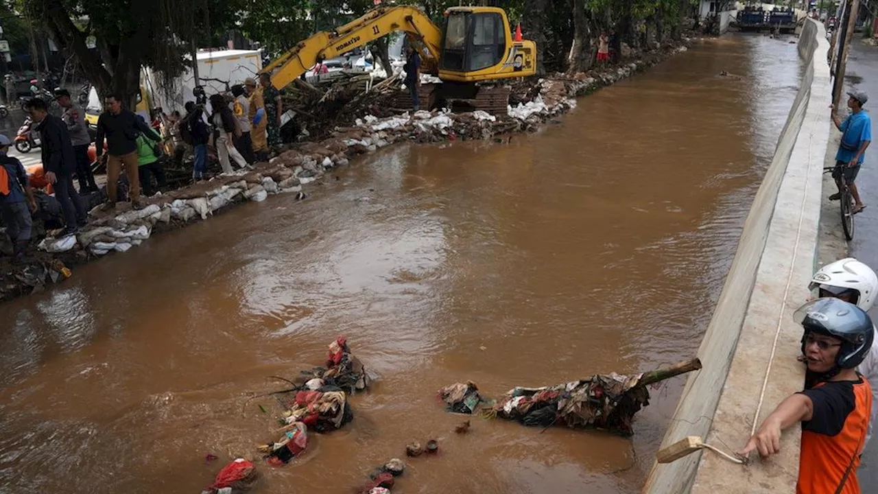 Ciliwung River Overflows, Several Areas in Jakarta Flooded up to 2 Meters