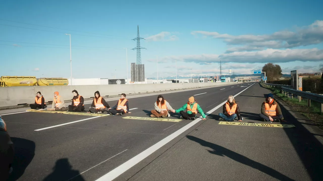 Klimakleber blockieren Autobahn im Frühverkehr