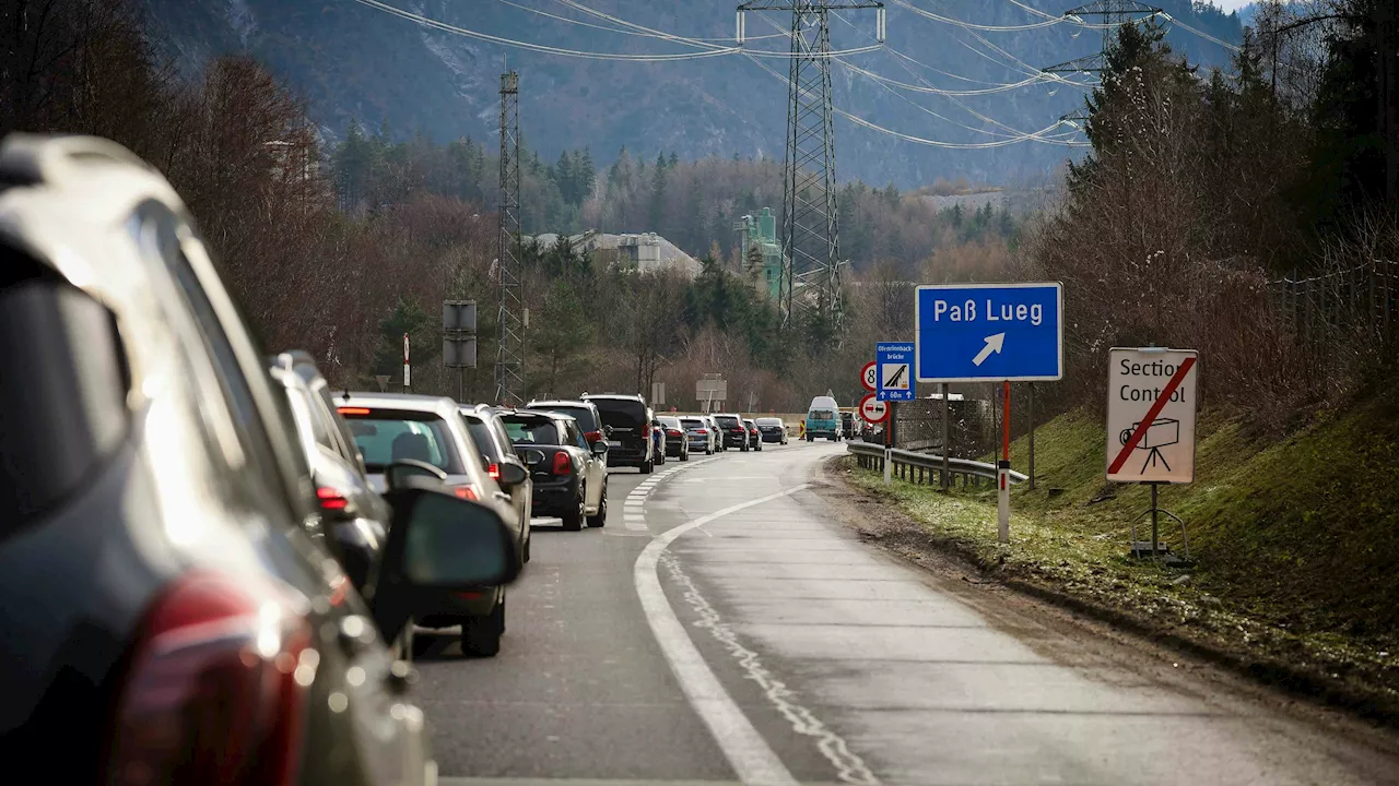 Laster rammt Auto mit Panne – ein Toter, A10 gesperrt