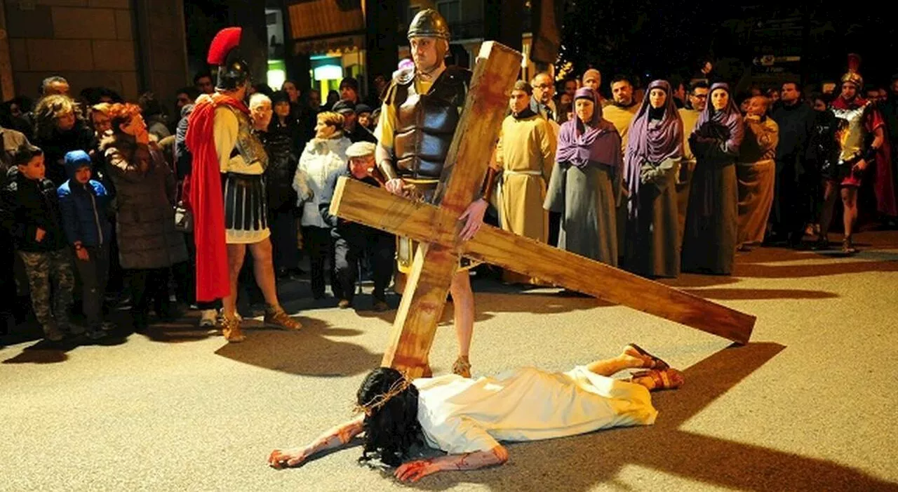 Via Crucis a Loreto, per la prima volta una donna porterà la croce al posto del vescovo: la dedica alle vittim