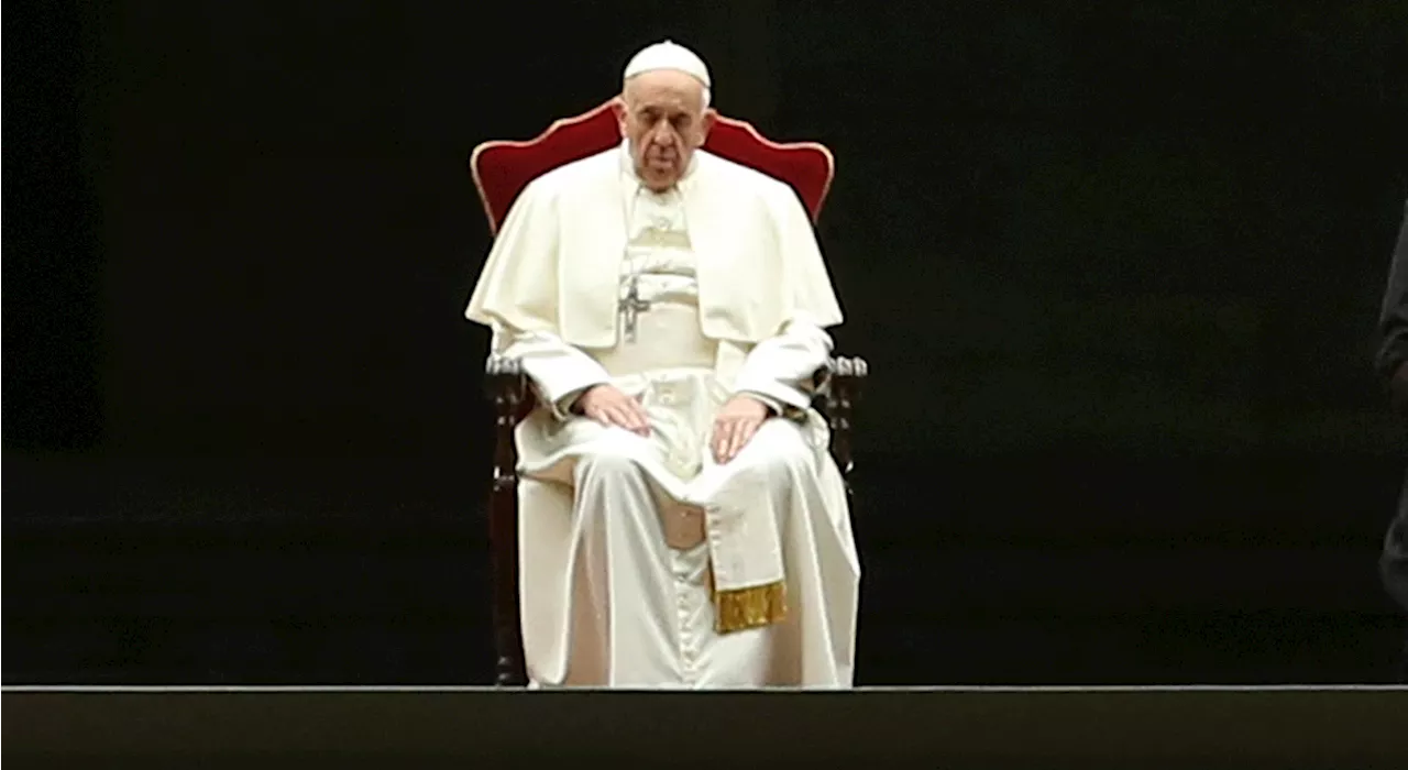 Via Crucis, ​papa Francesco in una piazza San Pietro vuota