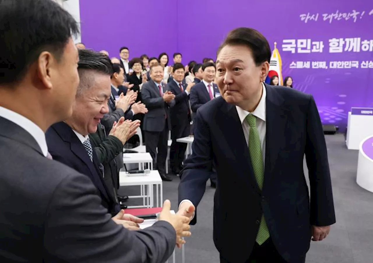 측근 이원모 출마지 간 윤 대통령 “반도체 고속도로 추진”