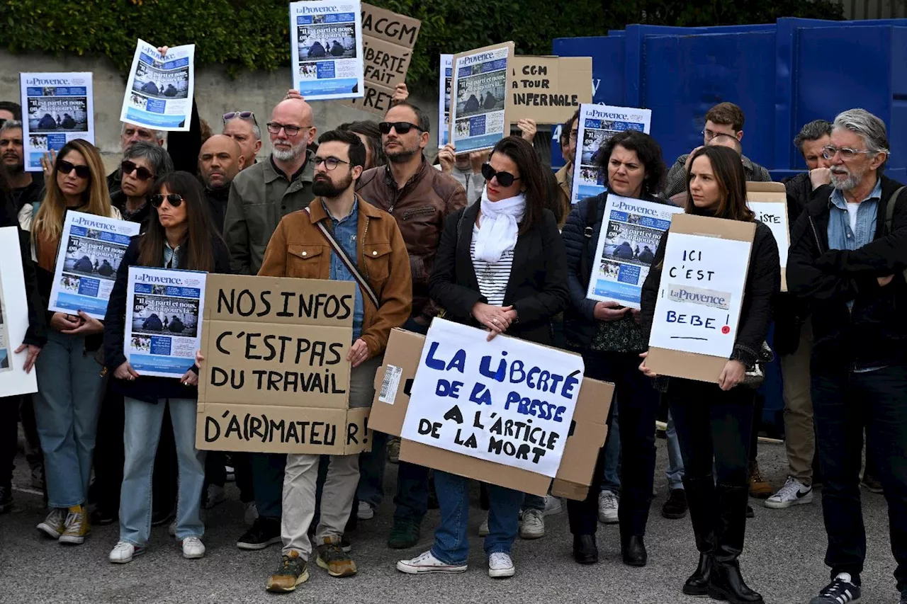 Rassemblement devant La Provence après la crise liée à une Une sur la visite de Macron