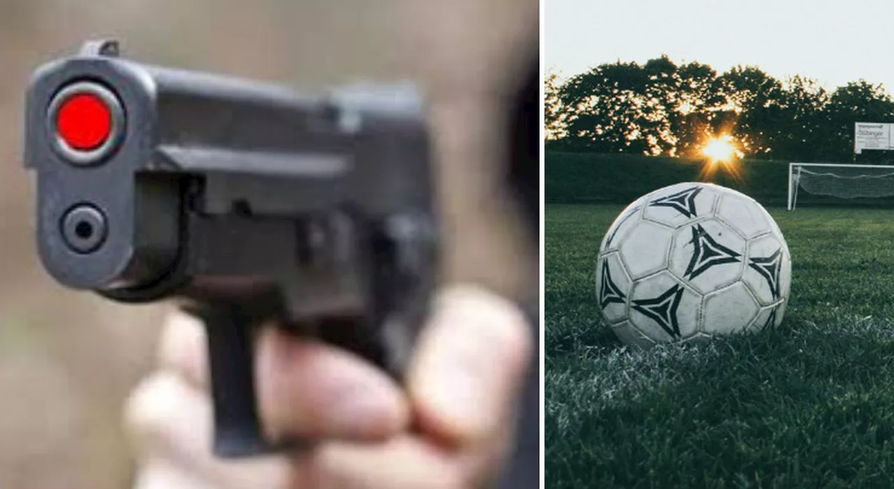 Paura alla partita di calcio, 15enne estrae una pistola giocattolo negli spogliatoi: necessario l'intervento d